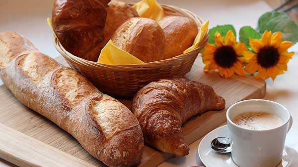 Frühstück_Brot_Croissant_Kaffee